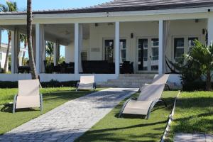 Κήπος έξω από το Waterfront Home w Ocean View Pool, Dock and Games