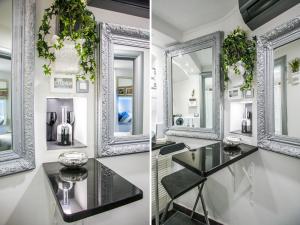 une salle à manger avec des miroirs et une table en verre dans l'établissement Apartment Marul Residence, à Split