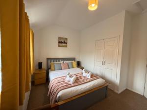 a bedroom with a bed with two ducks on it at Doctors, Nurses, Families and contractors welcome in Huntingdon