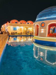 een huis met een zwembad in de nacht bij Papy house in Siwa