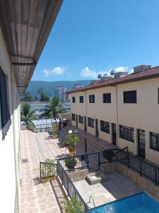 ein Blick vom Balkon eines Gebäudes in der Unterkunft Bertioga pé na areia in Bertioga