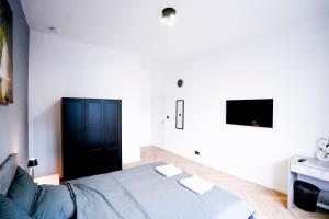 TV a/nebo společenská místnost v ubytování J&JBermudaStay a Luxurious Double-Bedroom with a Private Bathroom and Shared Kitchen in Bochum Center-Bermuda3Eck