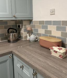 eine Küchentheke mit einem Topf und einer Schachtel darauf in der Unterkunft Home By The Sea in Eastbourne