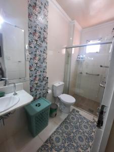 a bathroom with a shower and a toilet and a sink at Apto com 4 camas no bairro do Reduto in Belém +31 photos