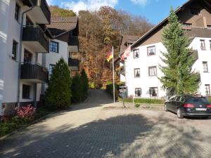 ein vor einem Gebäude geparkt in der Unterkunft Residenz Sachsensteinblick in Bad Sachsa