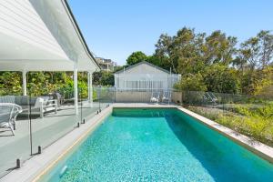 una imagen de una piscina en una casa en Winders Beach House, en Marcoola