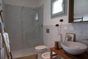 カステッリーナ・マリッティマにあるVilla La Leccina a Castellina Marittimaのシャワー、トイレ、洗面台を備えたバスルーム +19枚の写真