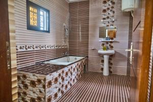 黑角Serenity Flat的带浴缸和水槽的浴室 更多27张照片