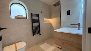 Ένα μπάνιο στο Sirena Bay Beach House and Luxury Suites +76 φωτογραφίες