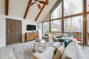 Μια τηλεόραση ή/και κέντρο ψυχαγωγίας στο Breathtaking Brevard Home with Screened Porch!