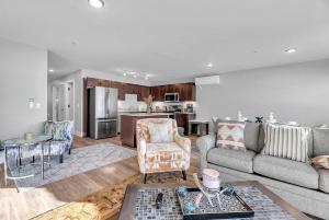 a living room with a couch and a kitchen at Premier Birmingham Retreat in Birmingham