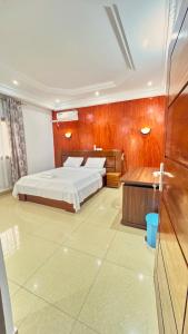 黑角Serenity Flat的带床和木墙的卧室