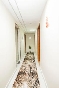 カイロにあるAmon Pyramids View Innのカーペットが敷かれたオフィスビルの空っぽの廊下