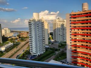 Nespecifikovaný výhled na destinaci Punta del Este nebo výhled na město při pohledu z apartmánu