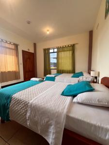 Giường trong phòng chung tại Hotel Casa Cascada