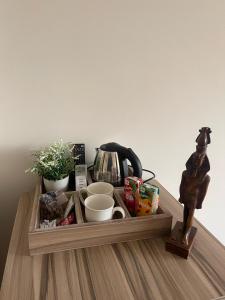 Utensilios para hacer té y café en Roone pyramids view inn