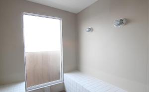 a white bathroom with a shower and a window at Flat moderno perto da Praia do Forte e Passagem in Cabo Frio +16 photos