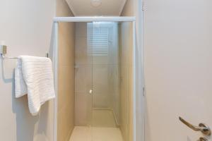 a shower with a glass door in a bathroom at Edifício ASA | Conforto e Conveniência no Coração de Curitiba | Gonzaga Stays in Curitiba +31 photos