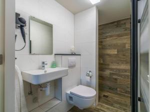 Bilik mandi di Apartment in Landgraaf near SnowWorld +23 gambar