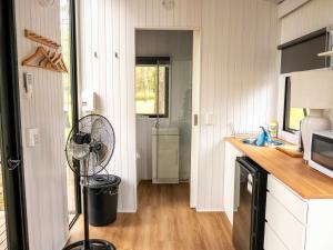 Dapur atau dapur kecil di 5 Acre Retreat Jimboomba by Tiny Away