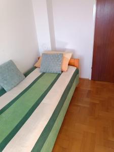 Postel nebo postele na pokoji v ubytování Apartments with a parking space Biograd na Moru, Biograd - 863
