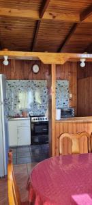Η κουζίνα ή μικρή κουζίνα στο Cabaña en Villarrica Sector Costanera +3 φωτογραφίες