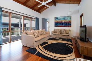 Μια τηλεόραση ή/και κέντρο ψυχαγωγίας στο Mt Martha Coastal Retreat - Pool & Water Views