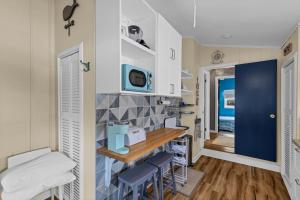 a small room with a table and chairs at Cozy apartment, private beach & jacuzzi in Westbrook