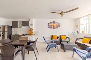 a kitchen and living room with a table and chairs at Apto playero en el Rodadero con Balcon in Rodadero