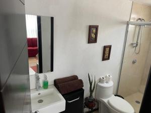 Bilik mandi di Los Frailes habitación principal +8 gambar