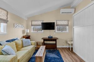 a living room with a couch and a table at Cozy apartment, private beach & jacuzzi in Westbrook