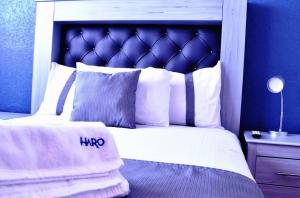 ein Schlafzimmer mit einem großen Bett mit blauem Kopfteil in der Unterkunft Casa Blue El place ideal for tu descanso in Puebla