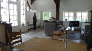 Um homem está de pé numa sala de estar. em Ferienhaus Siedschelje em Schwanewede