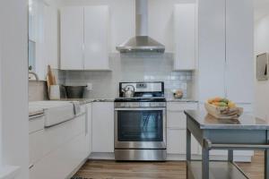 Kuchyň nebo kuchyňský kout v ubytování Sun, Sand, & Spacious - Family Friendly Condo + 22 fotografií