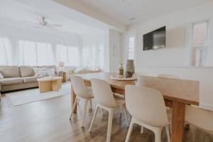 TV a/nebo společenská místnost v ubytování Sun, Sand, & Spacious - Family Friendly Condo