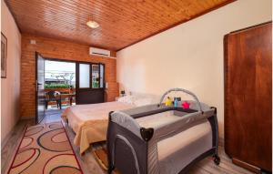Posteľ alebo postele v izbe v ubytovaní 3 Bedroom Lovely Apartment In Labin