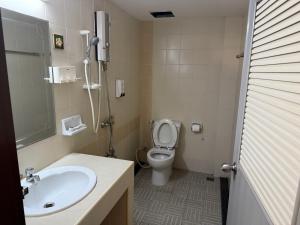 a bathroom with a sink and a toilet at Hua Lin Inn in Chiang Mai +35 photos