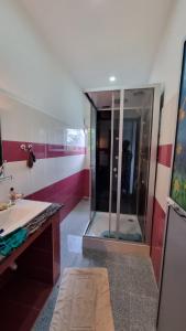 un baño con ducha y lavabo en Sunsusi Apartments and Tourist Rest, en Aluthgama 1 foto más