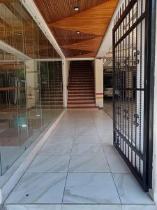 ein Eingang zu einem Gebäude mit einem Metalltor in der Unterkunft Hotel Tradicional Savaro SA de CV in Zihuatanejo