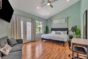 un dormitorio con una cama y un sofá en Tropical Bliss - 5BR Pool Spa Games 12 min to dwtn, en San Diego 26 fotos más