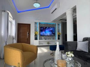 a living room with a couch and a table at Hermoso Apartamento con Jacuzzi Privado in Punta Cana