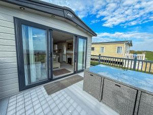 Foto sihtkohas Hopton on Sea asuva majutusasutuse Luxury Lodge With Stunning Full Sea Views In Suffolk Ref 20234Bs galeriist +27 fotot