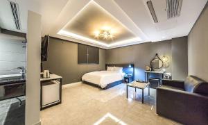 Postel nebo postele na pokoji v ubytování Chuncheon Hotel View