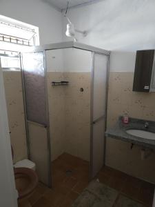 Koupelna v ubytování casa perto da praia, clima bom para descansar. + 7 fotografií