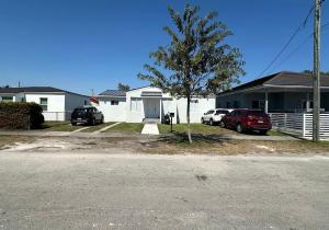 a house with two cars parked in a driveway at LYZ Miami Airport in Miami +4 photos