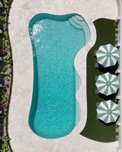 Basen w obiekcie Spectacular Ocean Front home With Pool lub w pobliżu