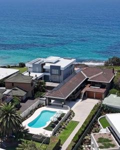 Piscina a Spectacular Ocean Front home With Pool o a prop