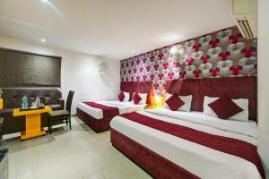 Postel nebo postele na pokoji v ubytování Hotel Kelvish Free Airport Pickup