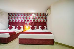 Postel nebo postele na pokoji v ubytování Hotel Kelvish Free Airport Pickup