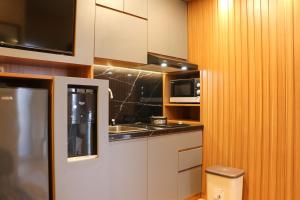 Cuisine ou kitchenette dans l'établissement Well Furnished and Cozy 2BR Tokyo Riverside PIK 2 Apartment By Travelio